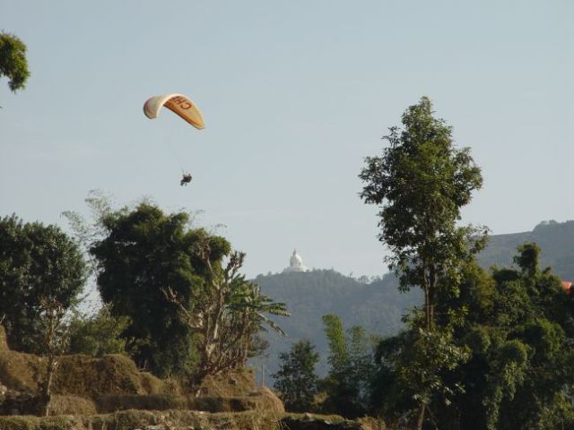 Paragliding mit World-peace-stupa.